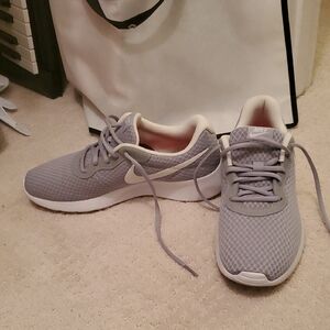 Nike Women's Light Gray Sneakers
